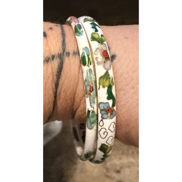 Vintage White Cloisonné Enamel Over Gold Flower Design Bangle Bracelet Set of 2 - Picture 8 of 9